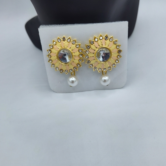 ✨ Vintage-Inspired Sunburst Statement Earrings w/ Crystal & Pearl Drop ✨ - Picture 3 of 3